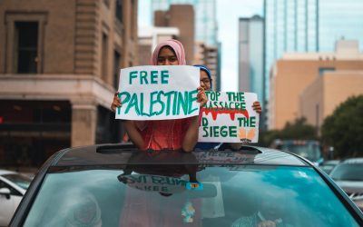 women on protest holding sigh free palestine